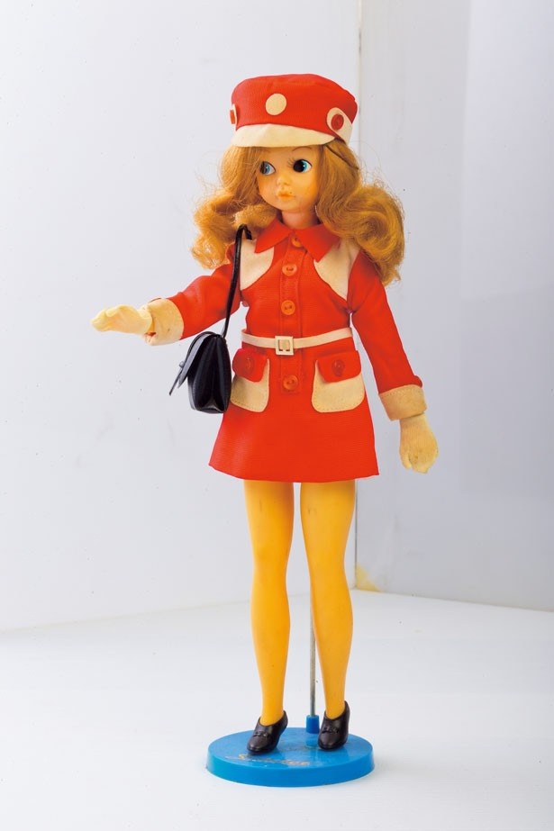 特別展「大阪万博グッズ三昧！」では、エキスポフラワーの制服を着た「スカーレットちゃん」も展示されている