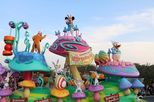 【写真を見る】ミッキーマウスもうさみみで登場！