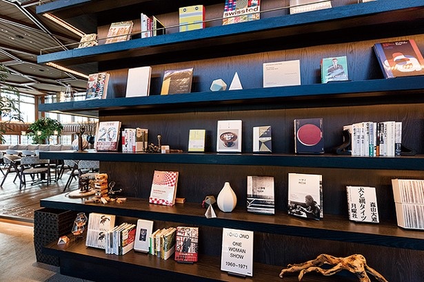 「京都モダンテラス」店内には同施設の1階にある「蔦屋書店」とコラボレートした書棚も設置