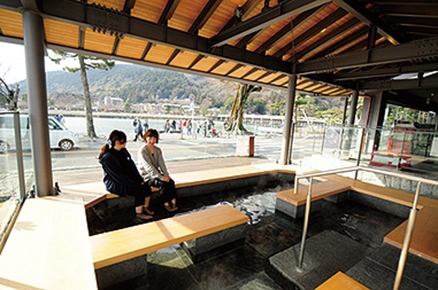 「嵐山温泉 和cafe ひゅーめ」足湯につかって絶景が見られる