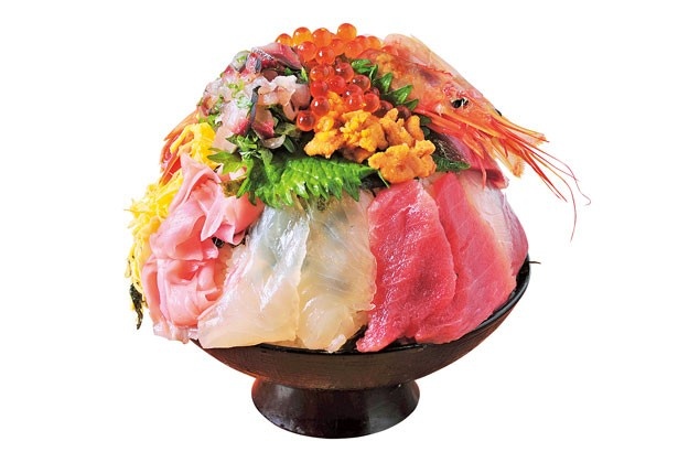 「新鮮 呑み処 とみや」限定3食の「海鮮丼まうんてん」(990円)は、その日のいい魚介がとてんこ盛り！