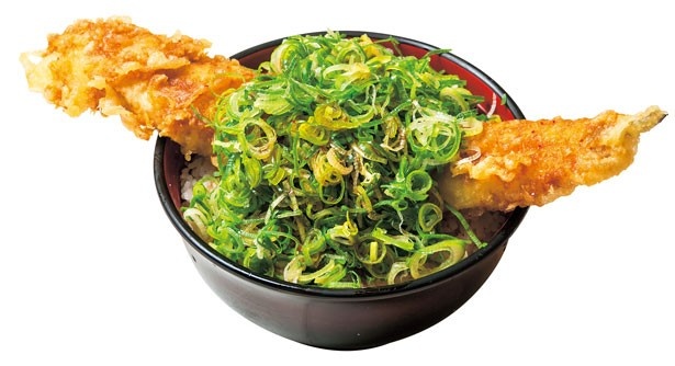 「魚河岸の居酒屋 えびす大黒 元町店」ランチ限定の「特大ネギ穴子丼」(580円)には、なんと約25cmの脂がのったアナゴを使用