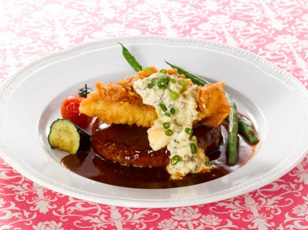 早生タマネギと高菜が入った南蛮タルタルソースを添えた贅沢なハンバーグ「連子鯛の南蛮タルタルとハンバーグステーキ」(単品1382円)