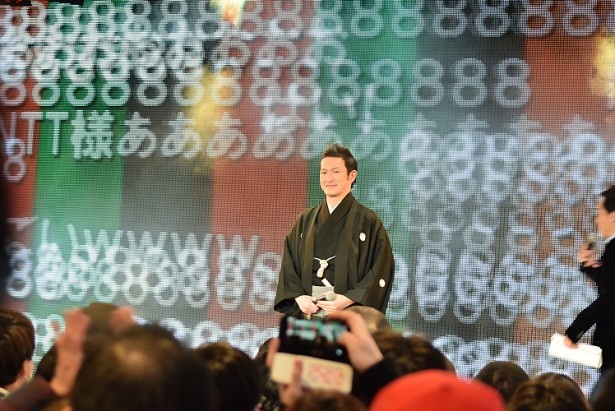 ステージに登壇するなり、熱烈な歓迎を受ける中村獅童