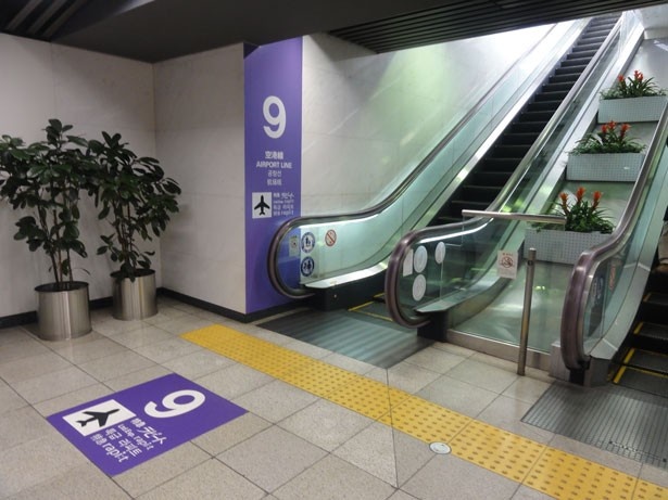 撮影ができる自動販売機は、南海なんば駅の2階中央改札口より9番線へとつながるエスカレーターを上がった付近に設置されている