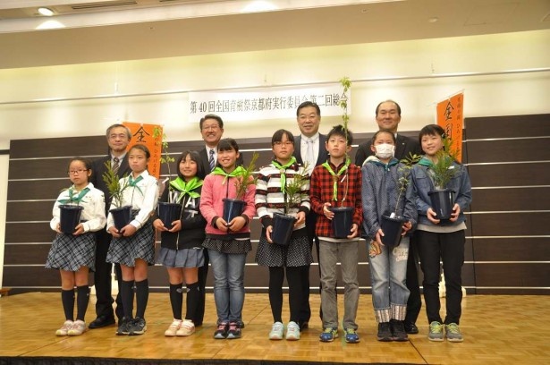 山田啓二知事(後列左から3人目）とモデルフォレスト運動参画企業担当者(後列)、緑の少年団の子供たち