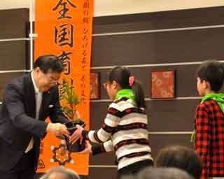 緑の少年団に｢森の京都博｣全国育樹祭の苗木引き渡し