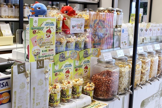 「オラゴン」の大好物！バターポップコーンでは属性をイメージしたフレーバーがミックスされた「モンストポップコーン」(600円)が販売される