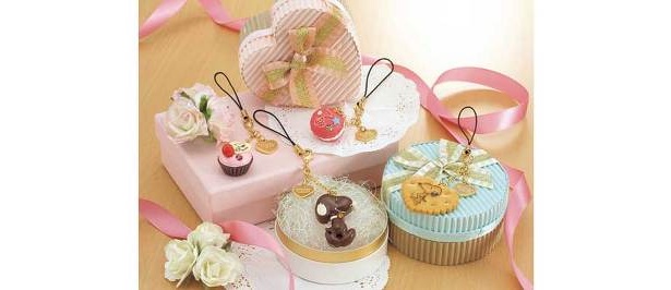 (左上)ストラップ・ カップケーキ￥880(右上)ストラップ・ マカロン￥880(左下)ストラップ・ チョコレート￥880(右下)ストラップ・ ビスケット￥880／チョコ、マカロン、ケーキにビスケット！ 女の子が大好きなスイーツとスヌーピーがコラボ