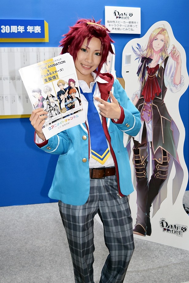 「あんさんぶるスターズ！」の衣更真緒に扮する成賀くるみさん
