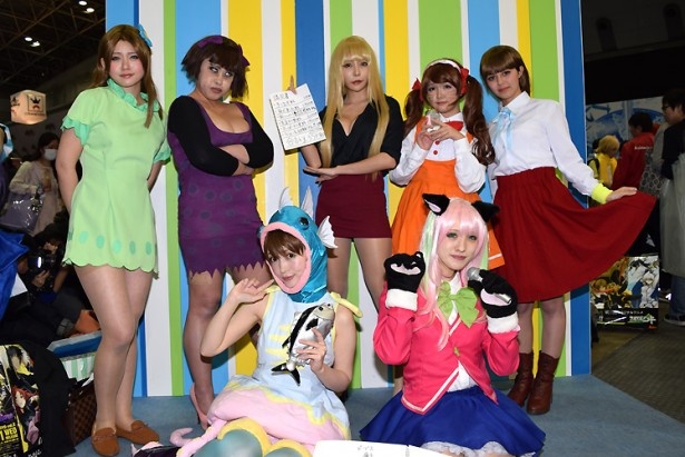 「おそ松さん」の女性キャラクターに扮したコスプレイヤー。前列左より、もころすさん、イヴェリアさん、後列左より、林檎飴さん、痛子さん、泉れおなさん、もんた。さん、ぴねあさん
