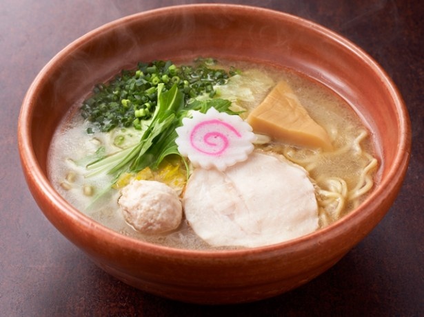 「華味鳥水たき鶏ソバ」(780円)。白濁した水炊きスープはあっさりタイプながら、鶏のコクとうま味が感じられる。やや細めのストレート麺で、柚子胡椒がアクセントに