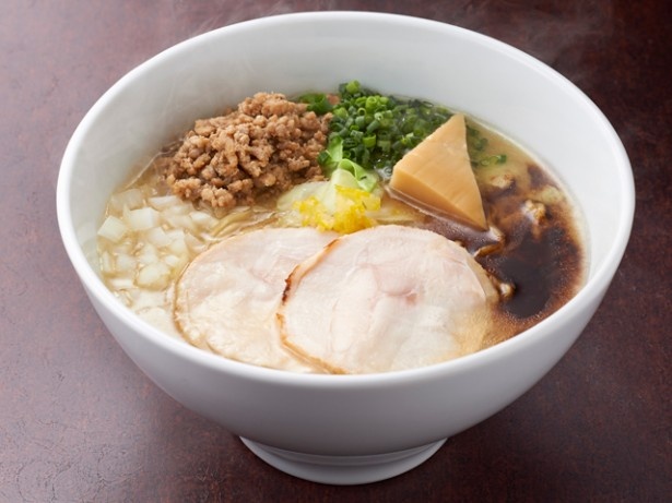 【写真を見る】鶏白湯ソバに濃厚味噌をトッピングした「特濃 味噌鶏ソバ」(890円)。とろりと白濁した鶏白湯スープと濃厚味噌ダレの組み合わせが、深いコクとうま味を生む