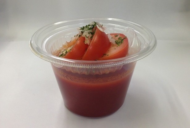 トマトのおいしさが詰まった「トマトの冷たいパスタスープ」(298円)は、生の串切りトマトと一緒に味わって