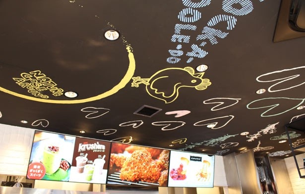 天井にはかわいらしいチョークアートが