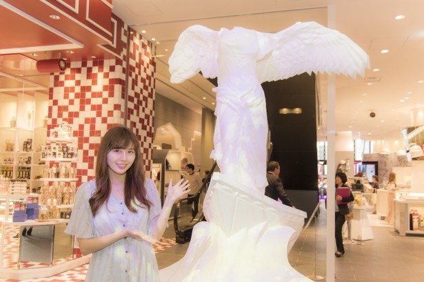 ギリシア神話に登場する勝利の女神“サモトラケのニケ”をモチーフにしたHINKA RINKAのアイコン。フロアごとに演出が異なり、3階はプロジェクションマッピングで動きをつけている