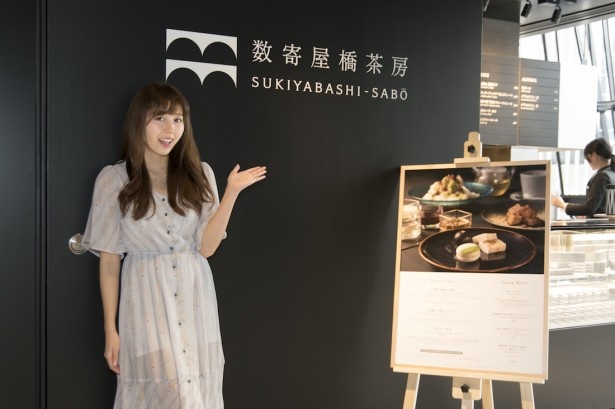 KIRIKO LOUNGE併設の数寄屋橋茶房では、六雁(ろっかく)の秋山能久料理長がメニューを監修。「茶房の三甘味」(900円)は六雁名物の“白いマカロン”を味わえる