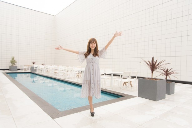 “水”と“緑”の2エリアに分かれる屋上のKIRIKO TERRACE＆Cafe。水辺で「非日常感たっぷり！」と菊原さんのテンションもあがる
