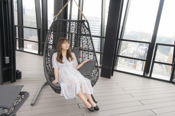 緑のエリアには、さまざまなタイプの椅子が並ぶ。菊原さんはゆりかごのようなハンギングチェアでリラックス