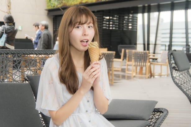 まずはソフトクリームをぱくり。「濃厚ながら後味はさっぱり！ポテトはソースに飽きがこなくて、つい食べ過ぎちゃいそう。ふんわりワサビが香るアボカド山葵マヨネーズがおすすめ」