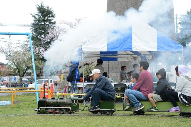 多摩川住宅内中央公園では、ミニSLを運行