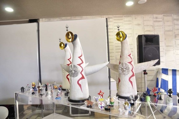 太陽の塔をはじめとする海洋堂の万博関連フィギュア。太陽の塔の右2体は、宮脇社長自らエイジングを施したもの。黒ずみがリアルだ