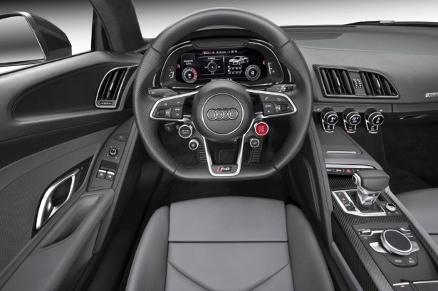 【写真を見る】「Audi R8 V10 plus」のコックピット