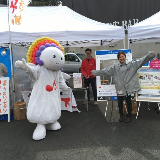 【写真を見る】PRイベントには、下呂温泉花火ミュージカルのマスコット「はなミュー」も登場