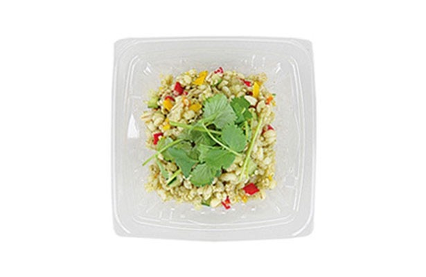 味付け、トッピングの両方にパクチーを使用した「もち麦＆キヌアのパクチーサラダ」(260円)