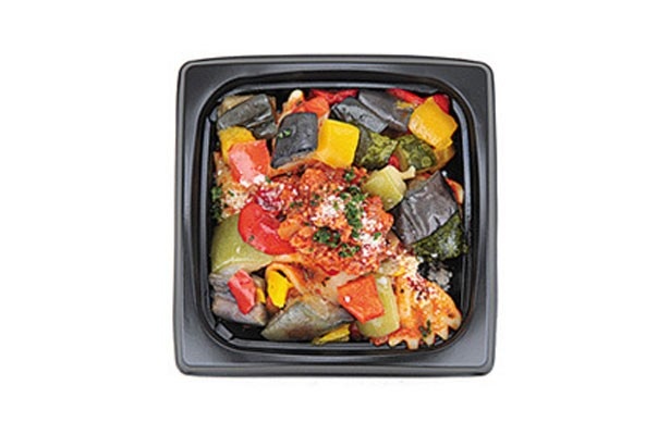 「彩り野菜とファルファッレのミートソース」(299円) 。ガーリックの効いたミートソースが後を引く