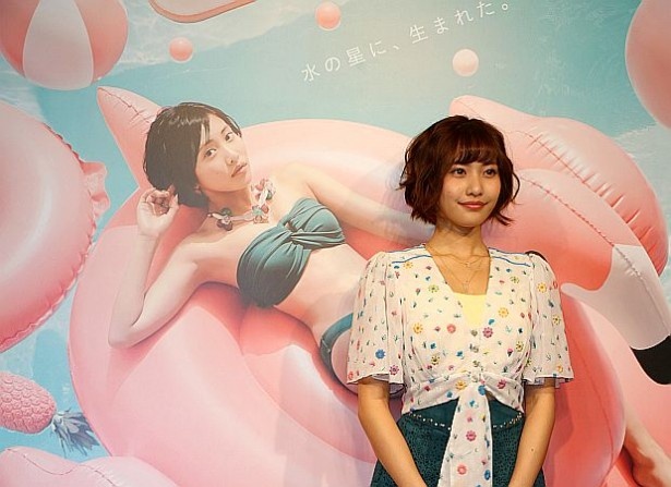 ポスターで佐野は、カラフルな浮き輪などと一緒にプールに浮かぶ