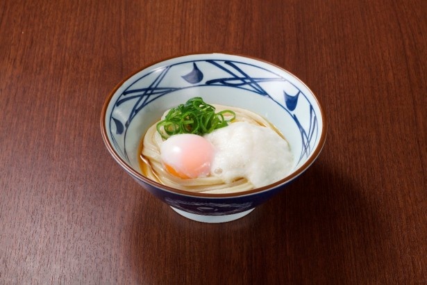 【写真を見る】とろろと卵がうどんに絡む！春限定メニューとともにおすすめの定番人気「とろ玉うどん」(並410円、大510円)