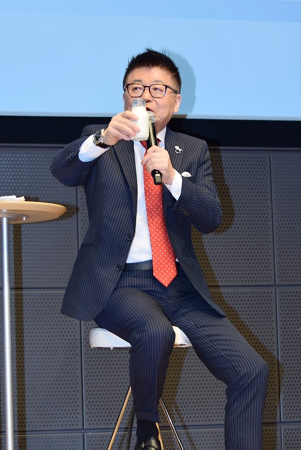 【写真を見る】「健康の維持に牛乳は欠かせません」と語る生島ヒロシ