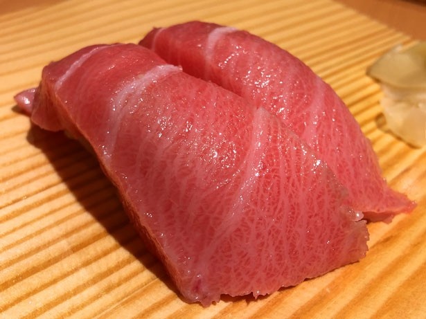 【写真を見る】「本鮪大とろ」(2貫800円)などの高級ネタもそろうので、立ち喰いでサクッと“プチ贅沢”が楽しめる！
