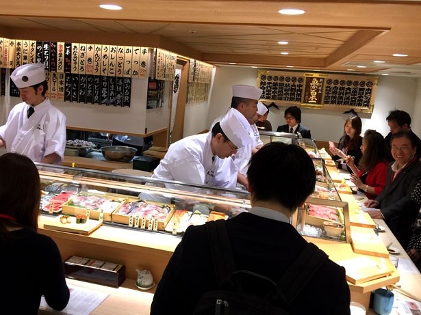 16坪の店内の定員は15名。忙しいビジネスマンのランチに気軽に利用できる