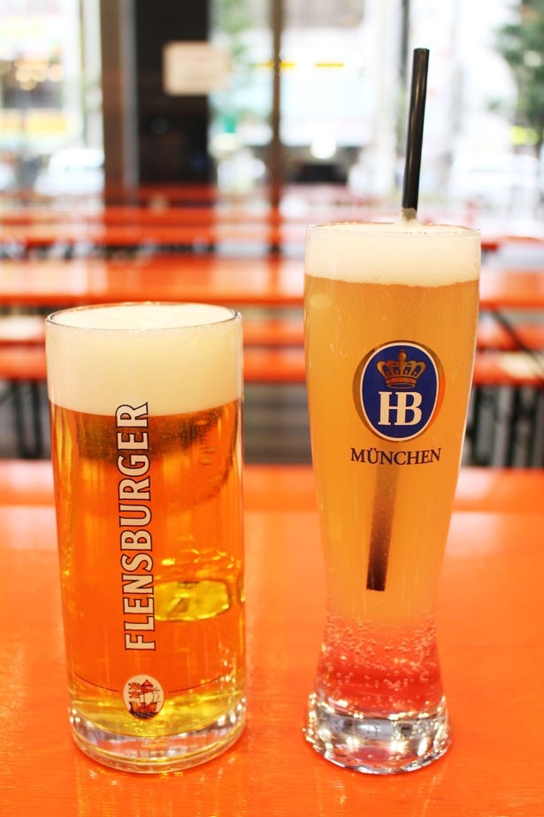 【写真を見る】春季限定のビールも必見！写真左から、フレンスブルガーの「フリューリングボック」(Mサイズ1300円)とホフブロイの「桜の白ビール」(Sサイズ1000円)