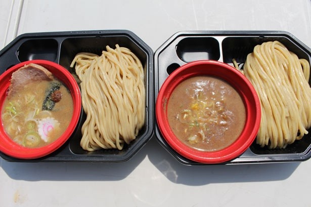 六厘舎(写真左)と中華蕎麦 とみ田(写真右)のつけ麺を食べ比べ。名店の味を一度に楽しめる