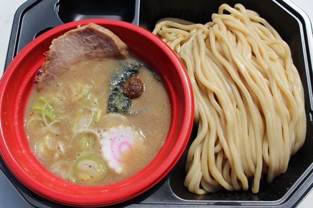 【写真を見る】東京のつけ麺界をリードし続ける、六厘舎の「つけ麺」。豚骨と魚介のバランスがとれた、濃厚スープに舌鼓！