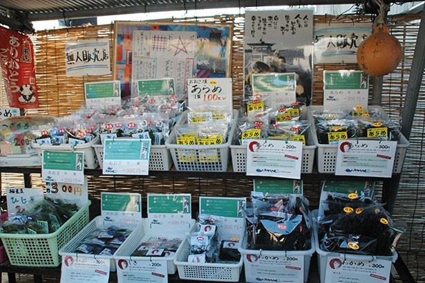 神明神社への参道には無人販売所で土産物が販売されている