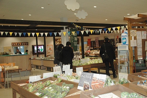 鳥羽駅前の鳥羽マルシェで海産物の土産を購入できる