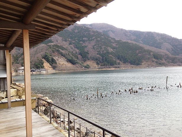 湖里庵の部屋からつづく縁側から琵琶湖を眺めることができる