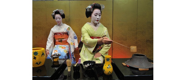 京都祇園の舞妓によるお茶のもてなし「立礼」