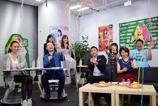 楽しげな雰囲気のなか、生放送がスタート