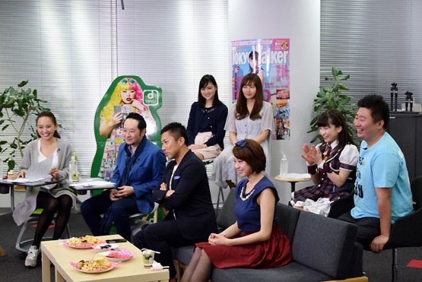 取材時の秘蔵映像を鑑賞中