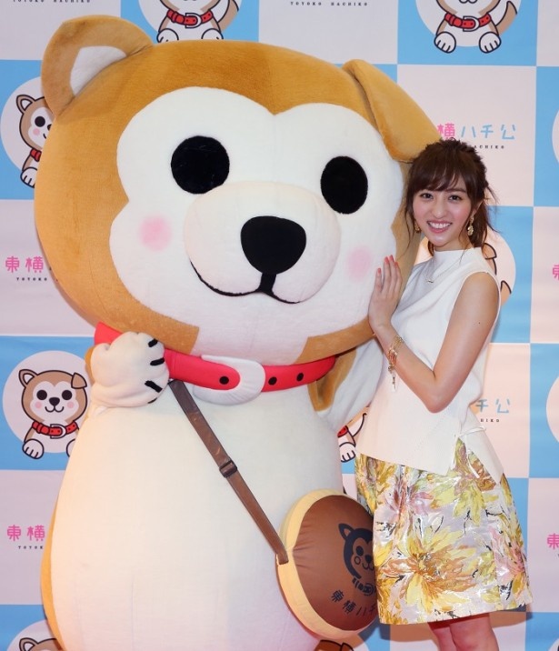 【写真を見る】ジャージー姿の東横ハチ公が気に入った堀田茜は「斬新でキュンときた」と笑顔