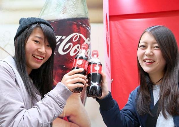 乾杯ポーズで笑顔を見せた来場者