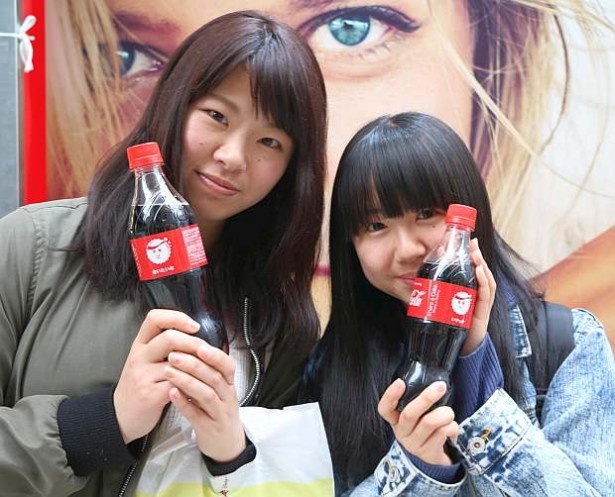  「会いたいな」というメッセージ入りボトルを手に「好きな人に使えるかも」と、こちらの女性