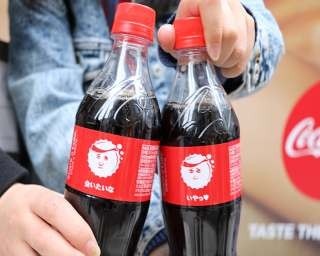 世界に1つの「コカ・コーラ」スタンプボトルが人気！