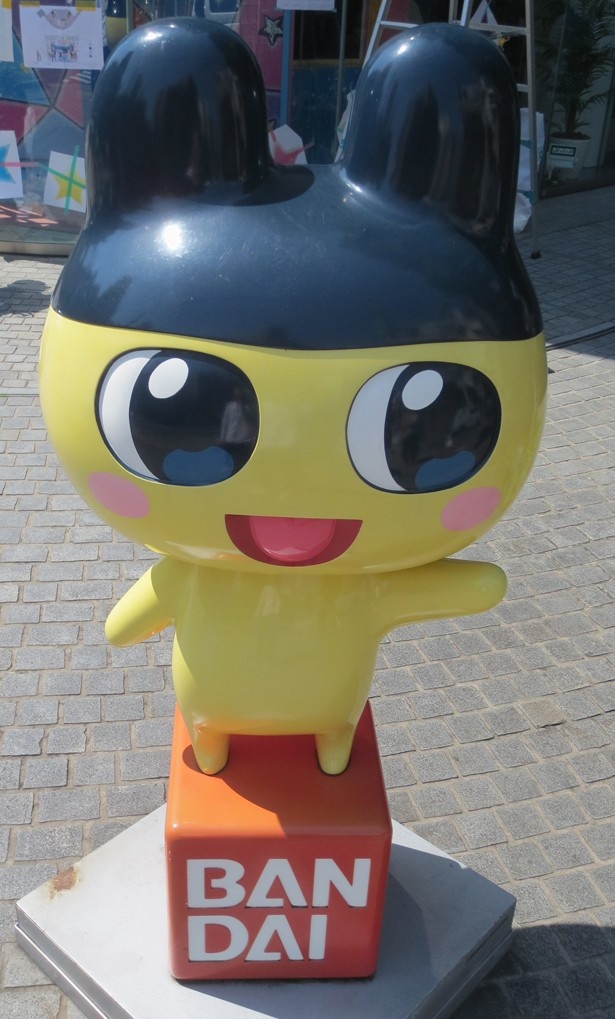 たまごっちのキャラクター「まめっち」(「バンダイ本社ビル」)