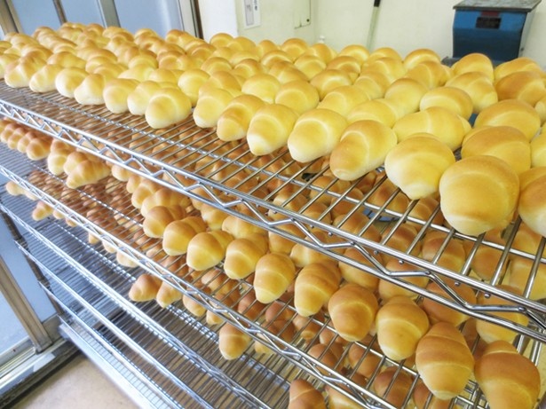 こんがり焼きたてのロールパン。10個入りの「小ロール」で610円(「ペリカン」)